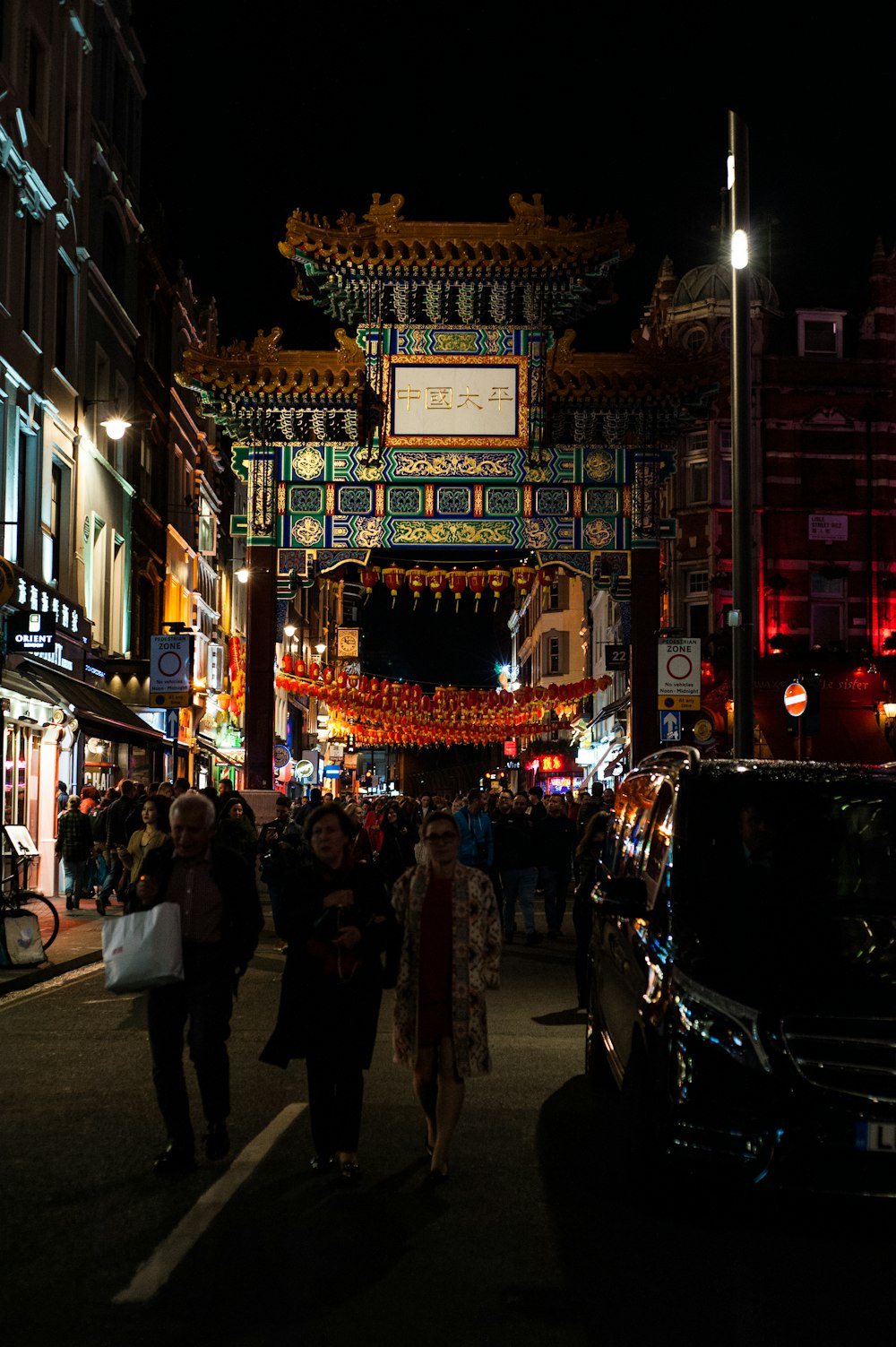 Persone che camminano vicino alla strada vicino al tempio durante la notte