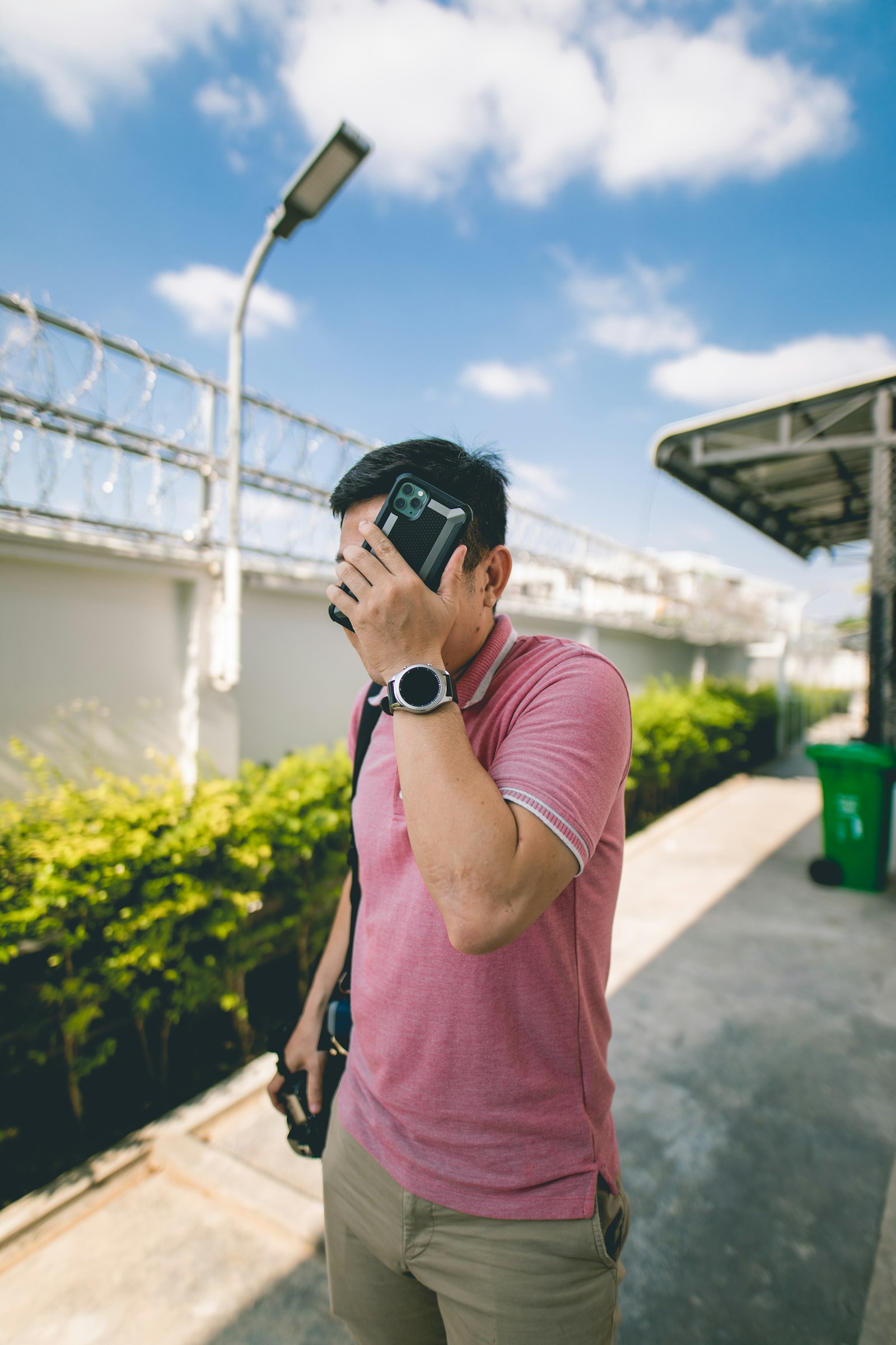 Canon EOS 5D Mark IV + Sigma 20mm F1.4 DG HSM Art sample photo. Man stands and holds photography