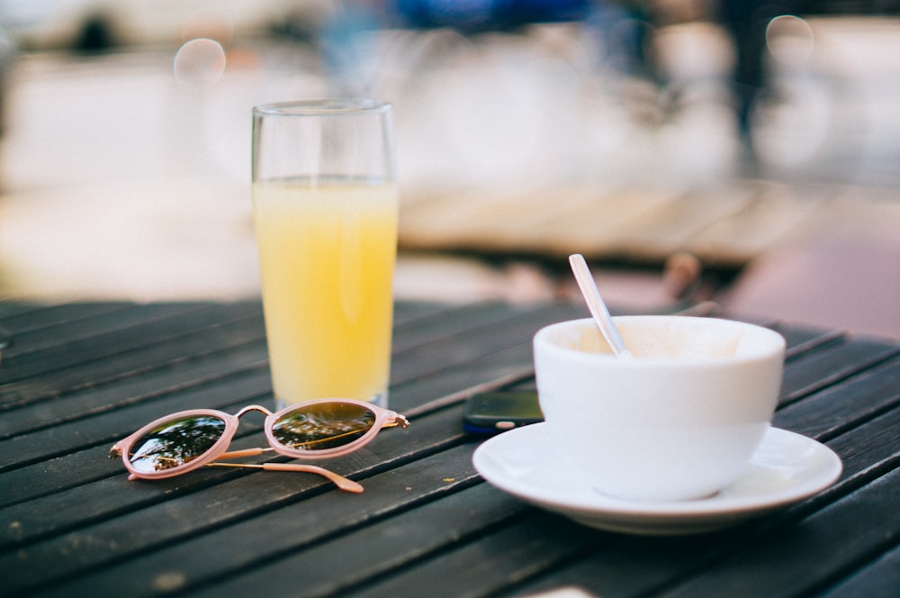 weißer Becher und Untertasse