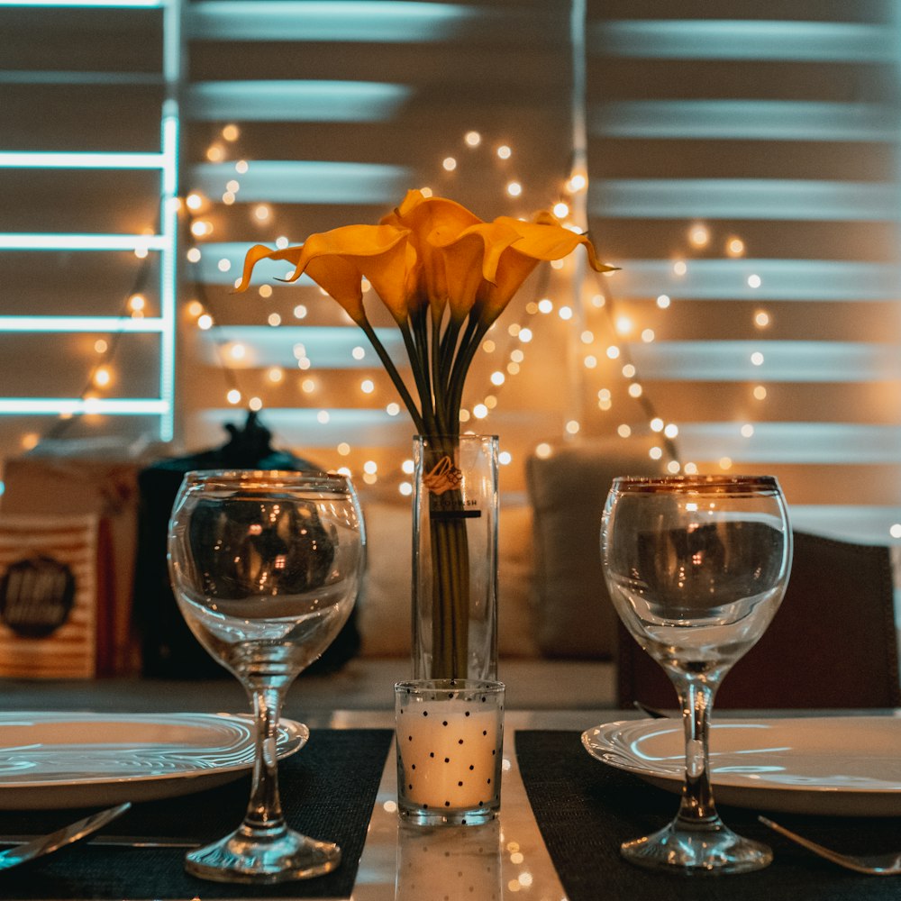 deux verres à vin transparents