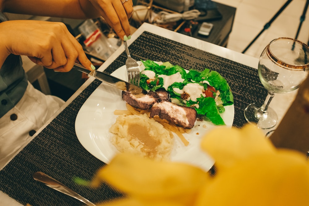 person slicing the dish photography