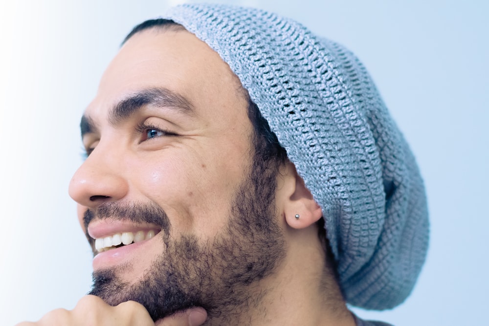 El hombre lleva un gorro de punto azul