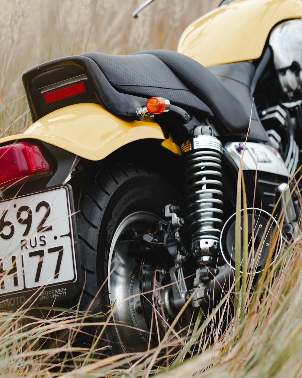 moto jaune sur le terrain d’herbe