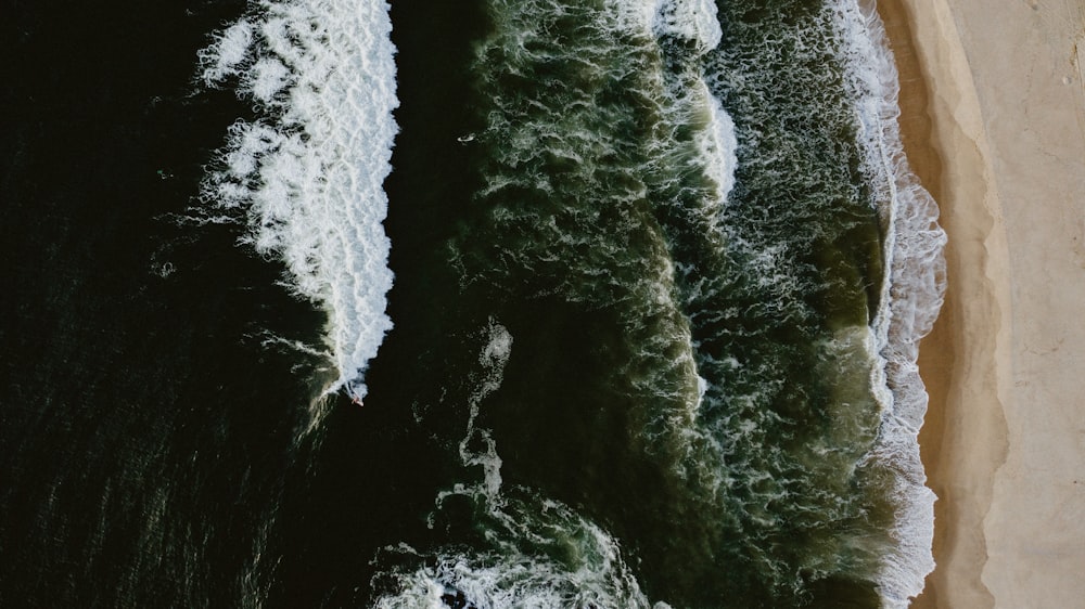 fotografia aérea do corpo d'água durante o dia