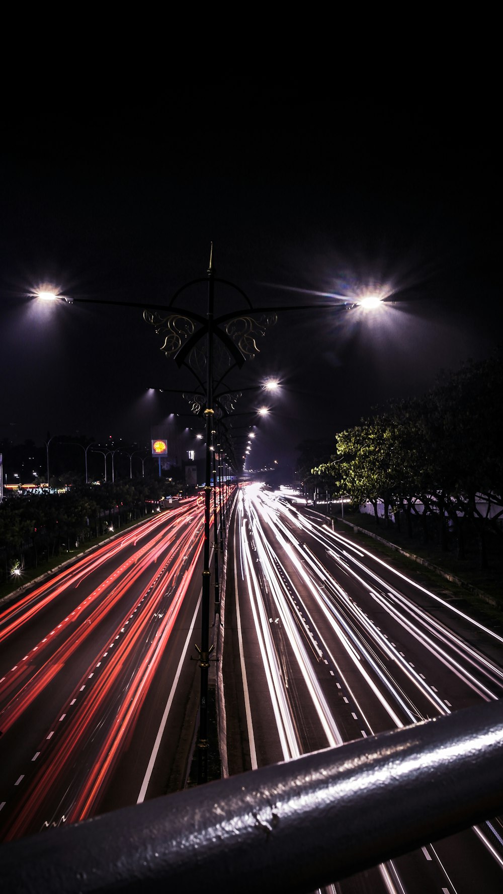 Foto de lapso de tiempo de autos que pasan durante la noche