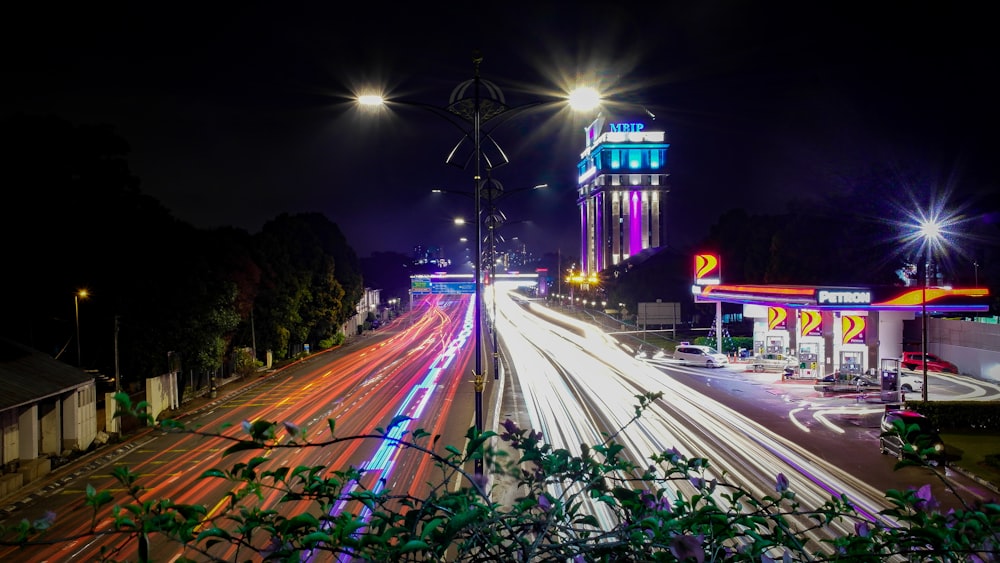Fotografía time-lapse de vehículos en movimiento en la carretera por la noche