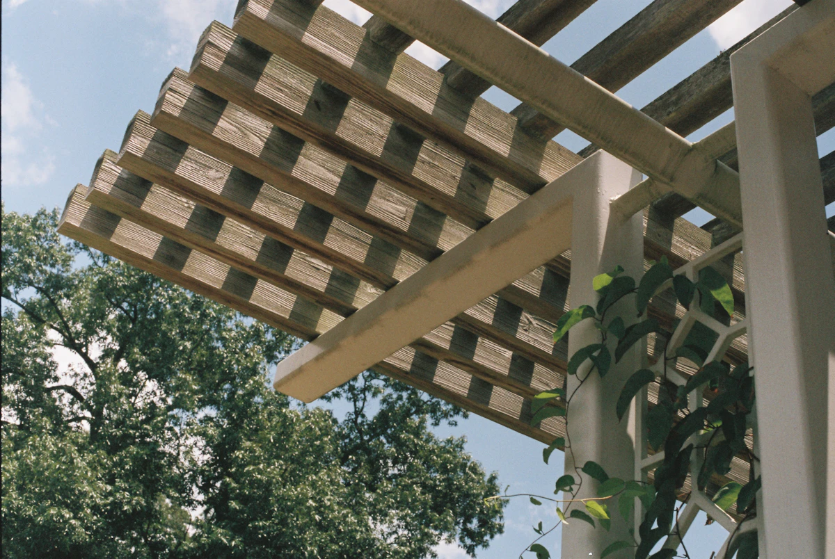 Pergola avec eclairage LED integre dans les poutres