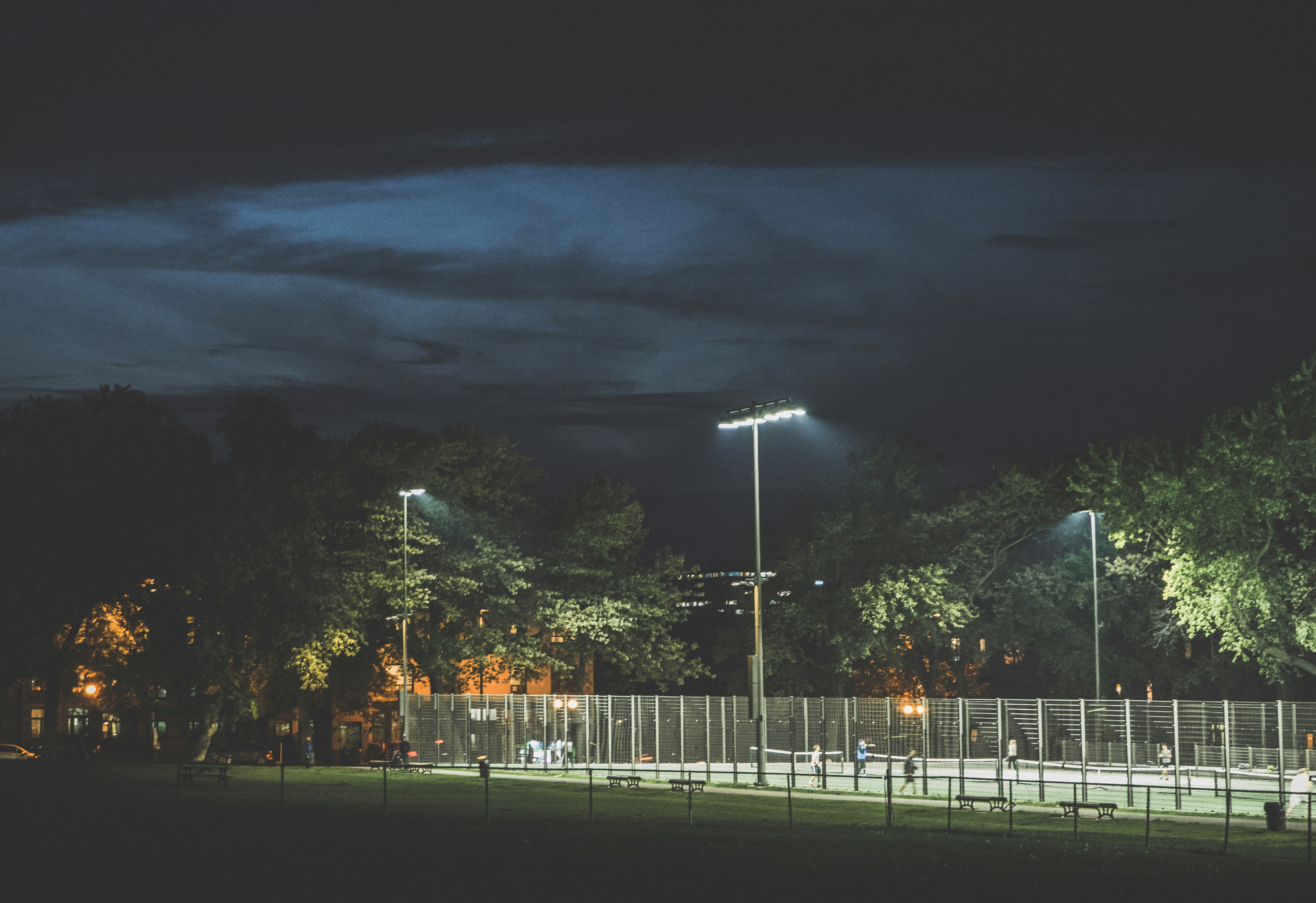 Estadio iluminado durante una noche de competición europea