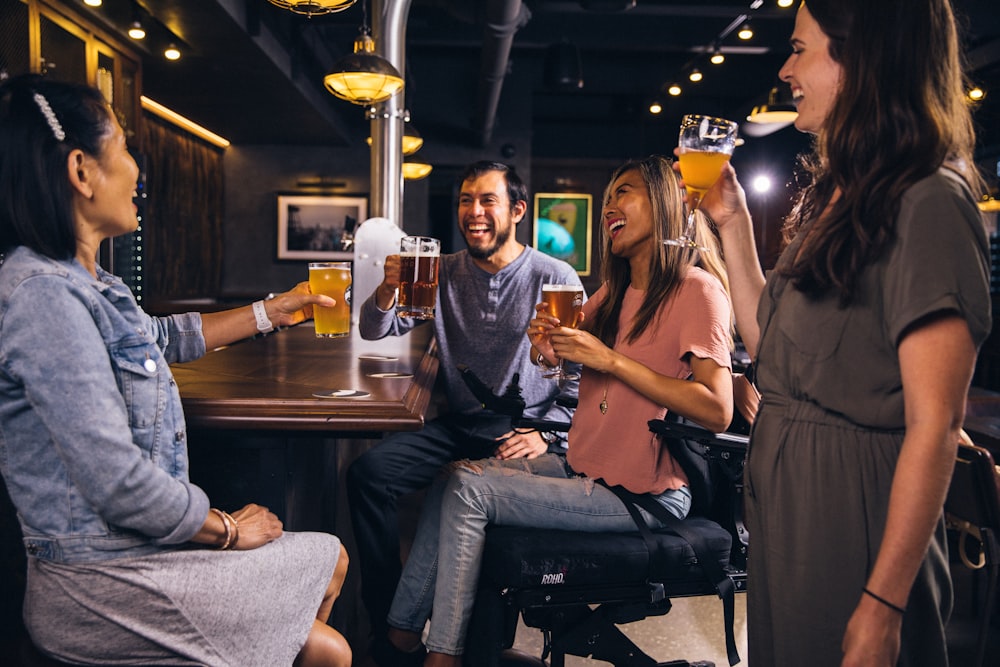 gruppo di persone che bevono all'interno della stanza