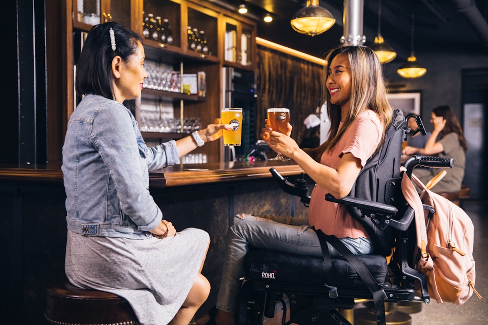 Zwei Frauen sind dabei, ihre Getränke an der Bar wegzuwerfen