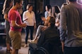 Personnes valides ou en situation de handicap en train de discuter représentant l'accessibilité