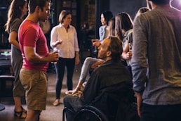Personnes valides ou en situation de handicap en train de discuter représentant l'accessibilité