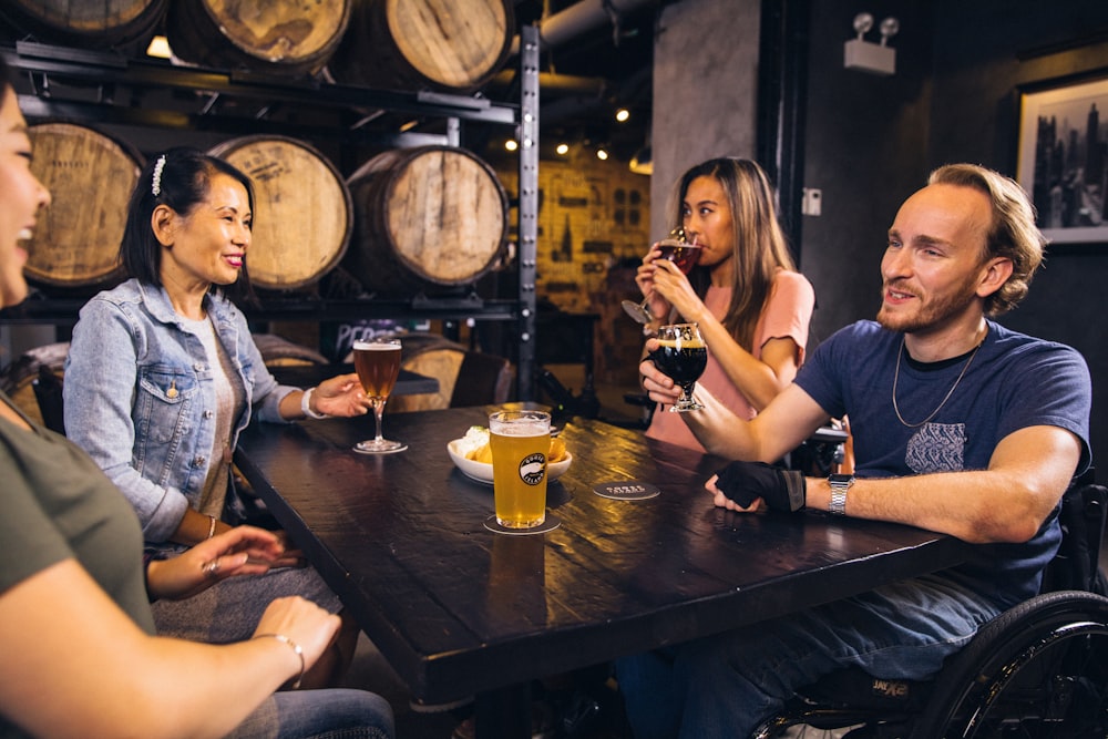 Groupe d’amis au bar de la cave