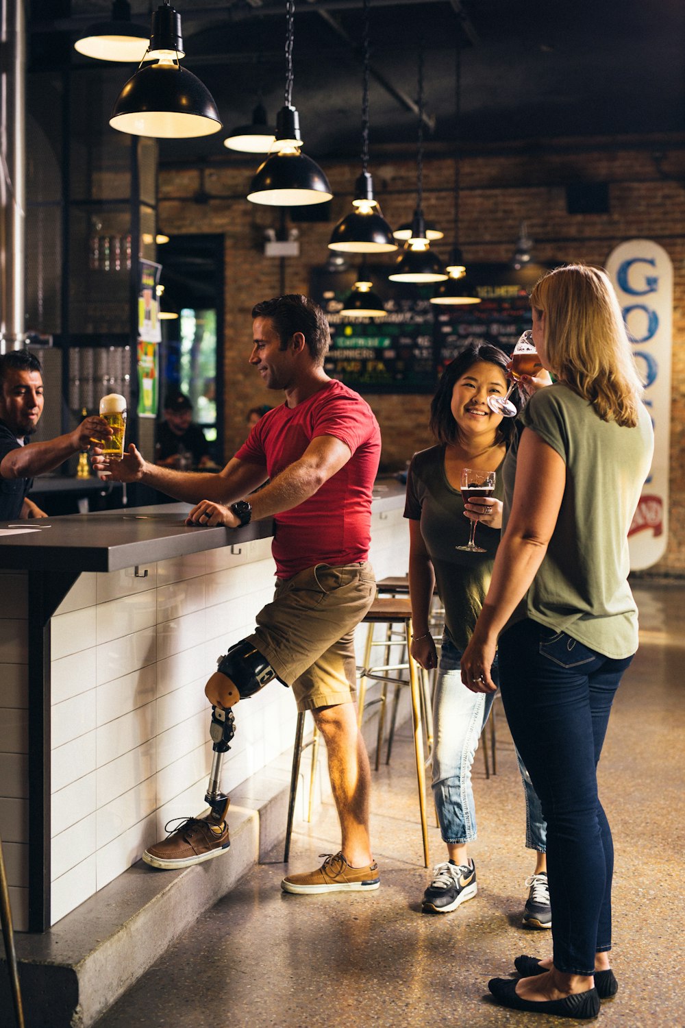 personnes à l’intérieur du bar