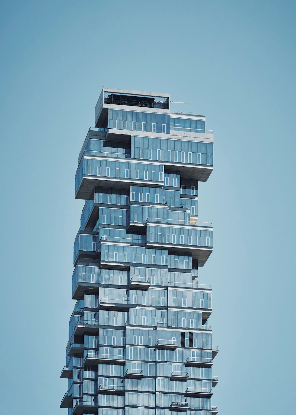 edificio azul de gran altura bajo un cielo azul tranquilo