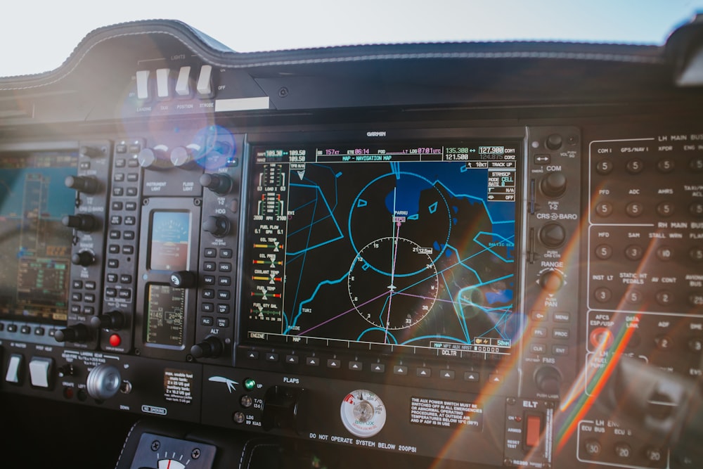 un gros plan du cockpit d’un avion