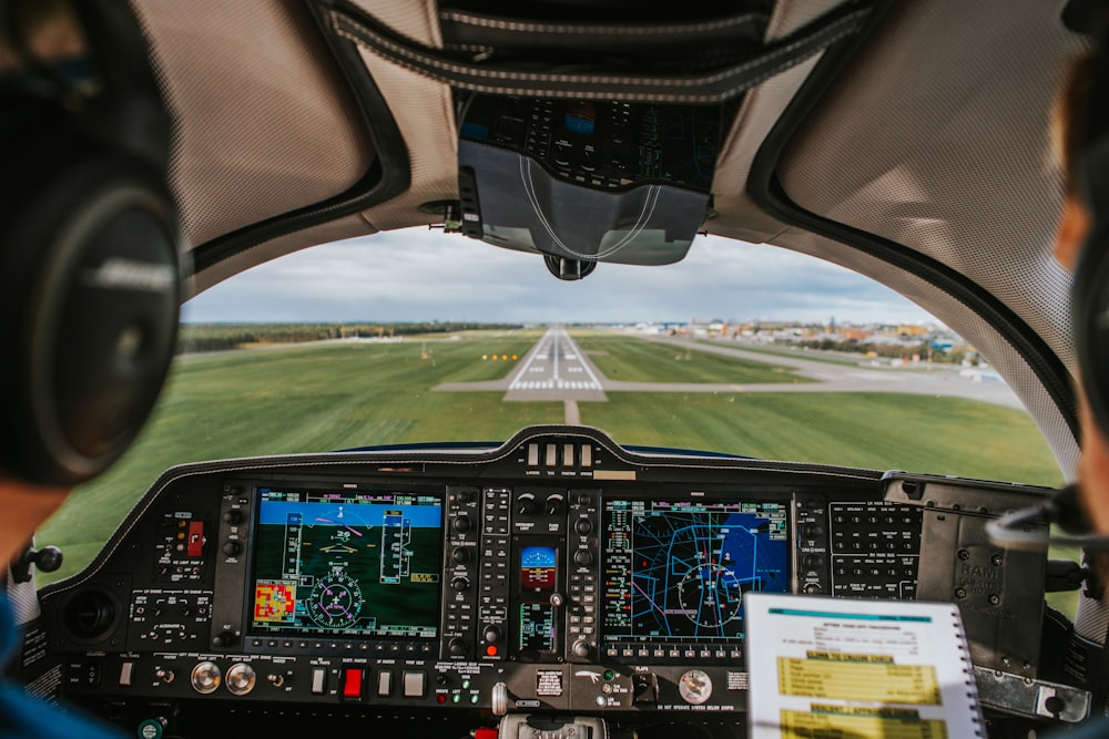 Personen im Cockpit während des Tages