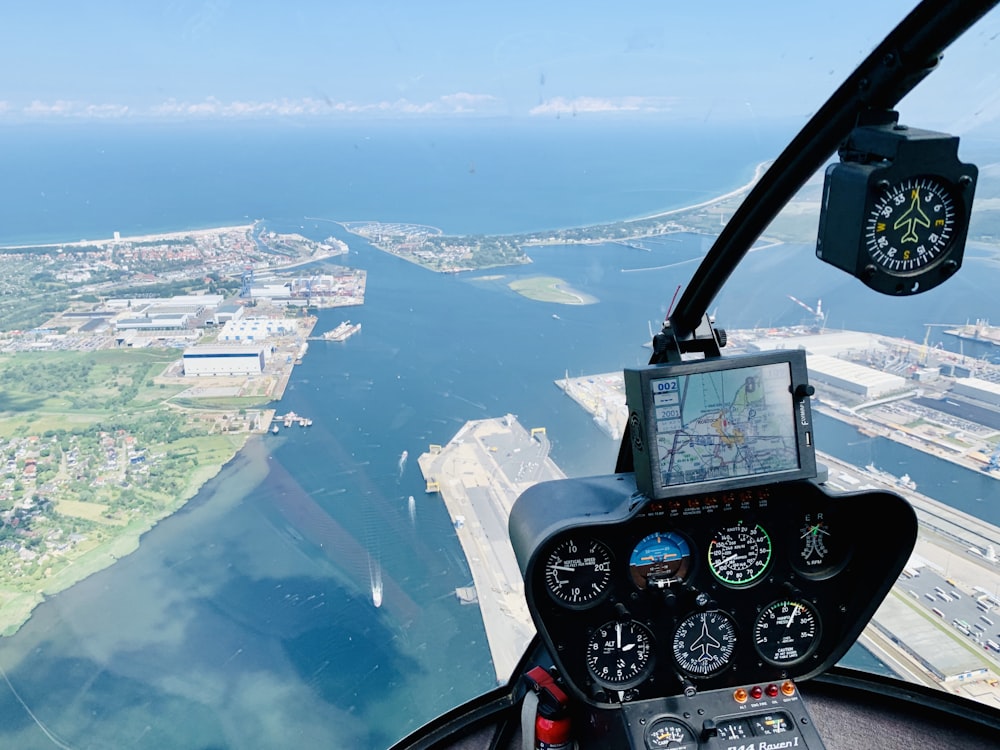 Foto aérea del océano cerca de los edificios