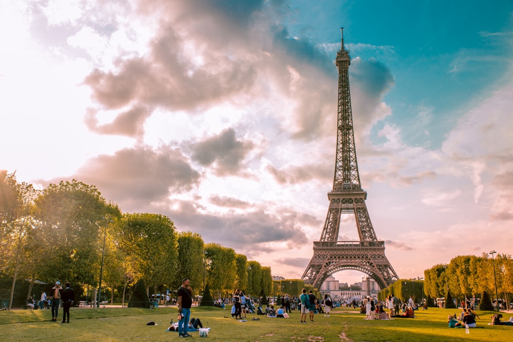 personnes près de Tour Eiffel