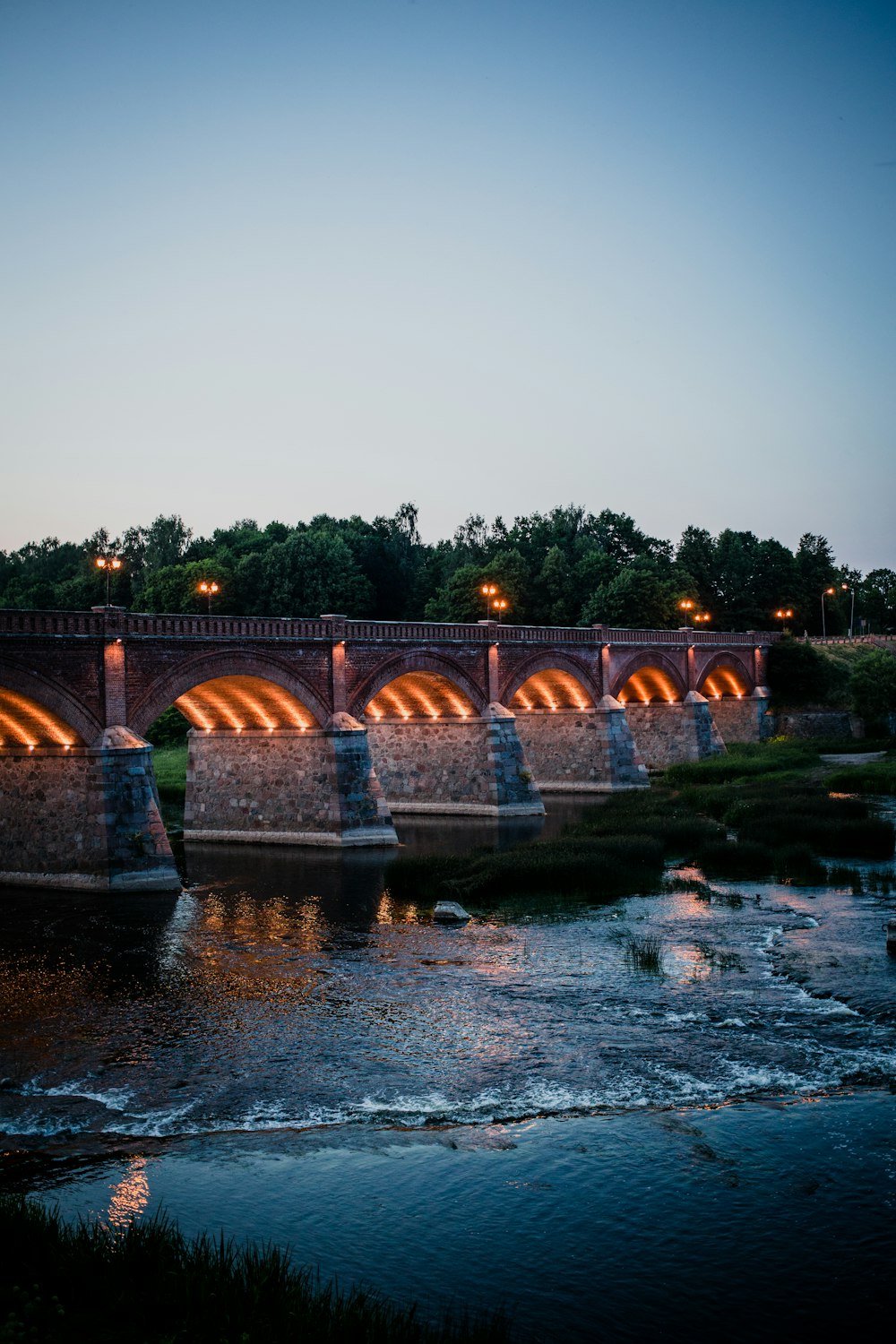 Un pont éclairé la nuit