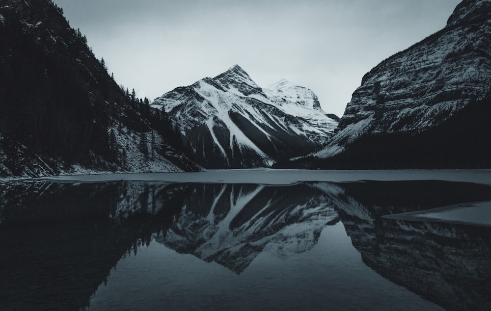 Photo en niveaux de gris d’une montagne enneigée