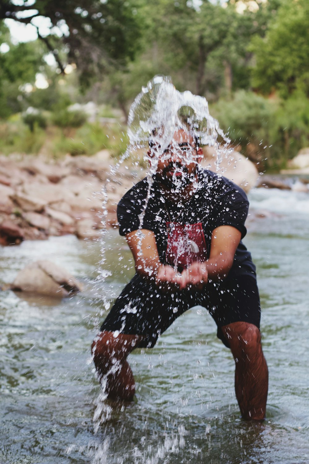 homme debout sur la rivière