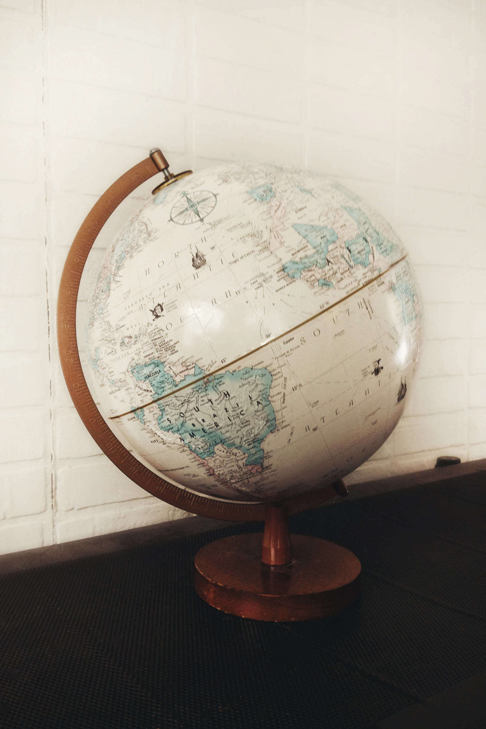 Globo terráqueo vintage sobre una mesa, representando el contexto internacional del Bloque I del TAI