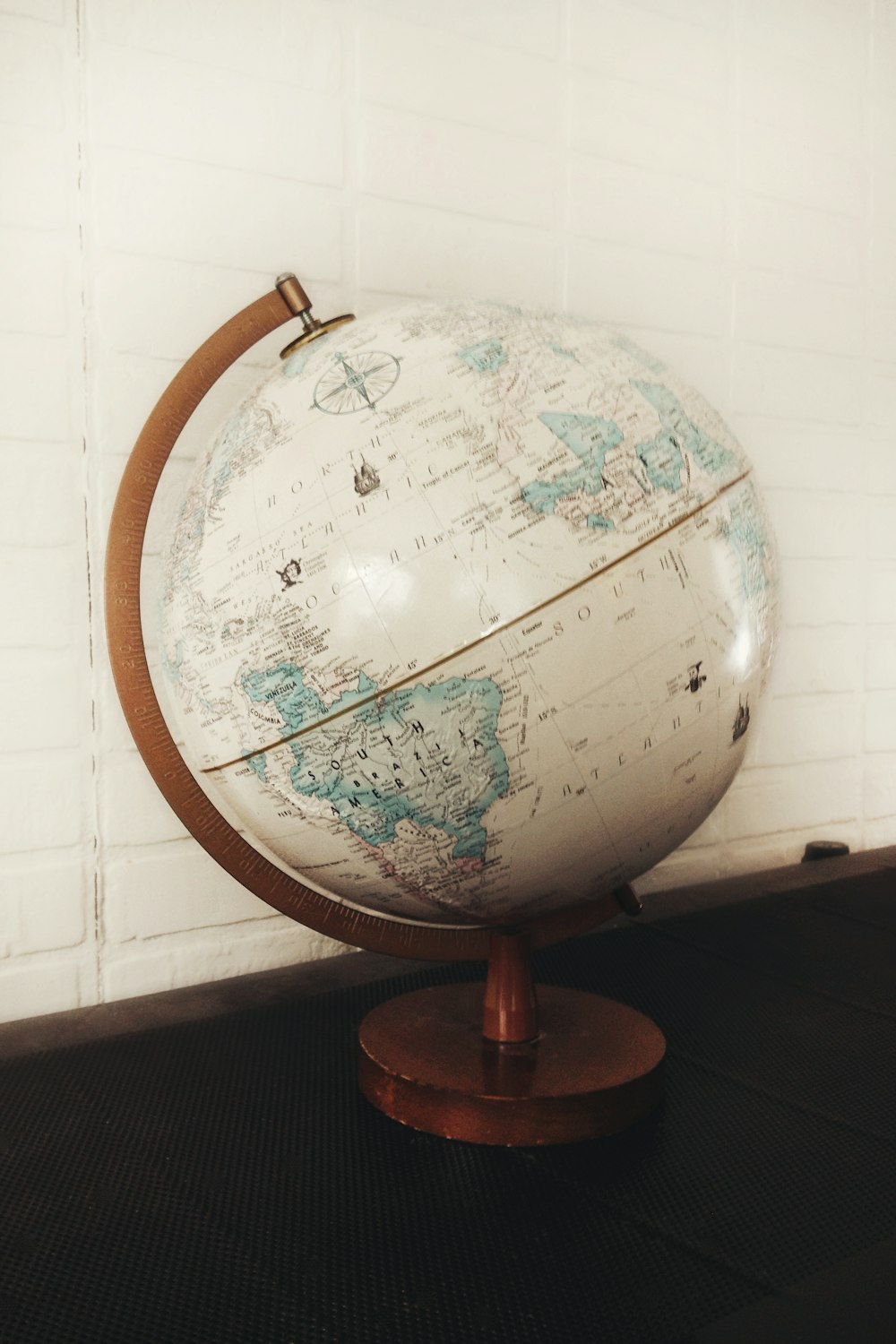 globe de bureau blanc et marron