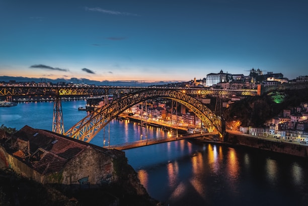 Fim de tarde com a Ponte Dom Luis iluminada e a cidade do Porto ao fundo