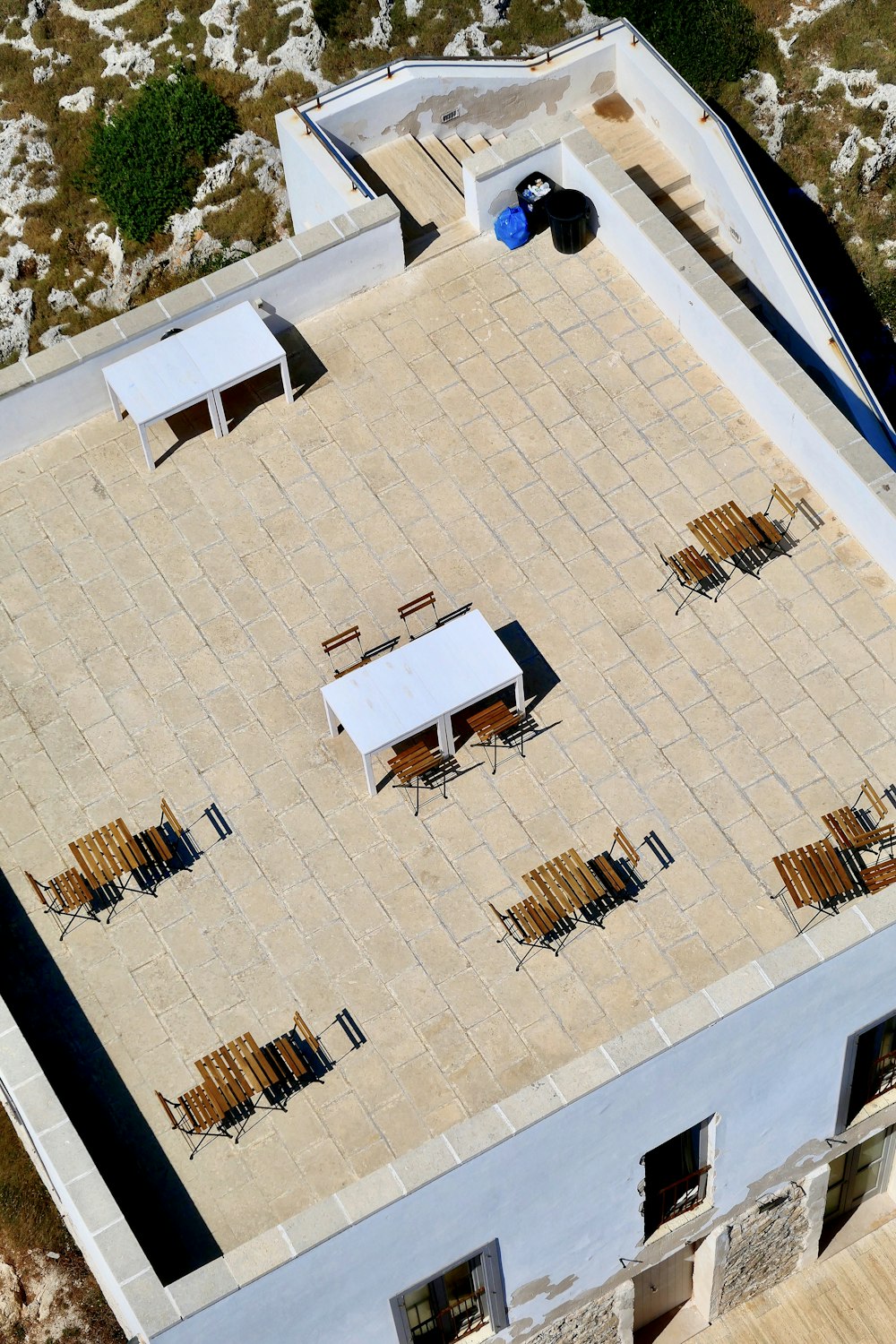 Fotografía de ángulo bajo de mesa de madera blanca