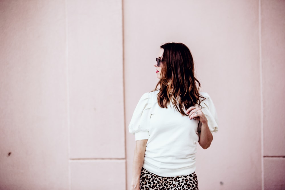 Mujer con camisa blanca