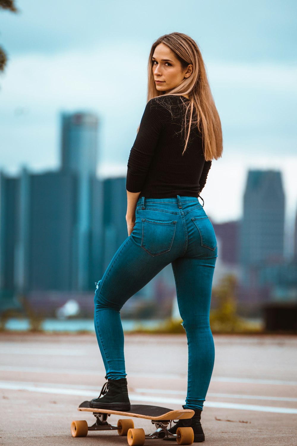 woman in blue washed skinny jeans