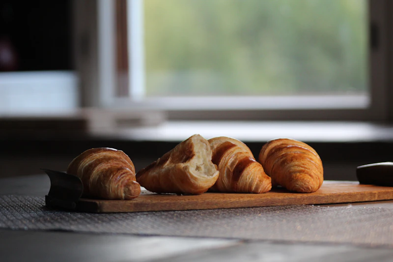 Croissants sobre a mesa iluminados por luz natural
