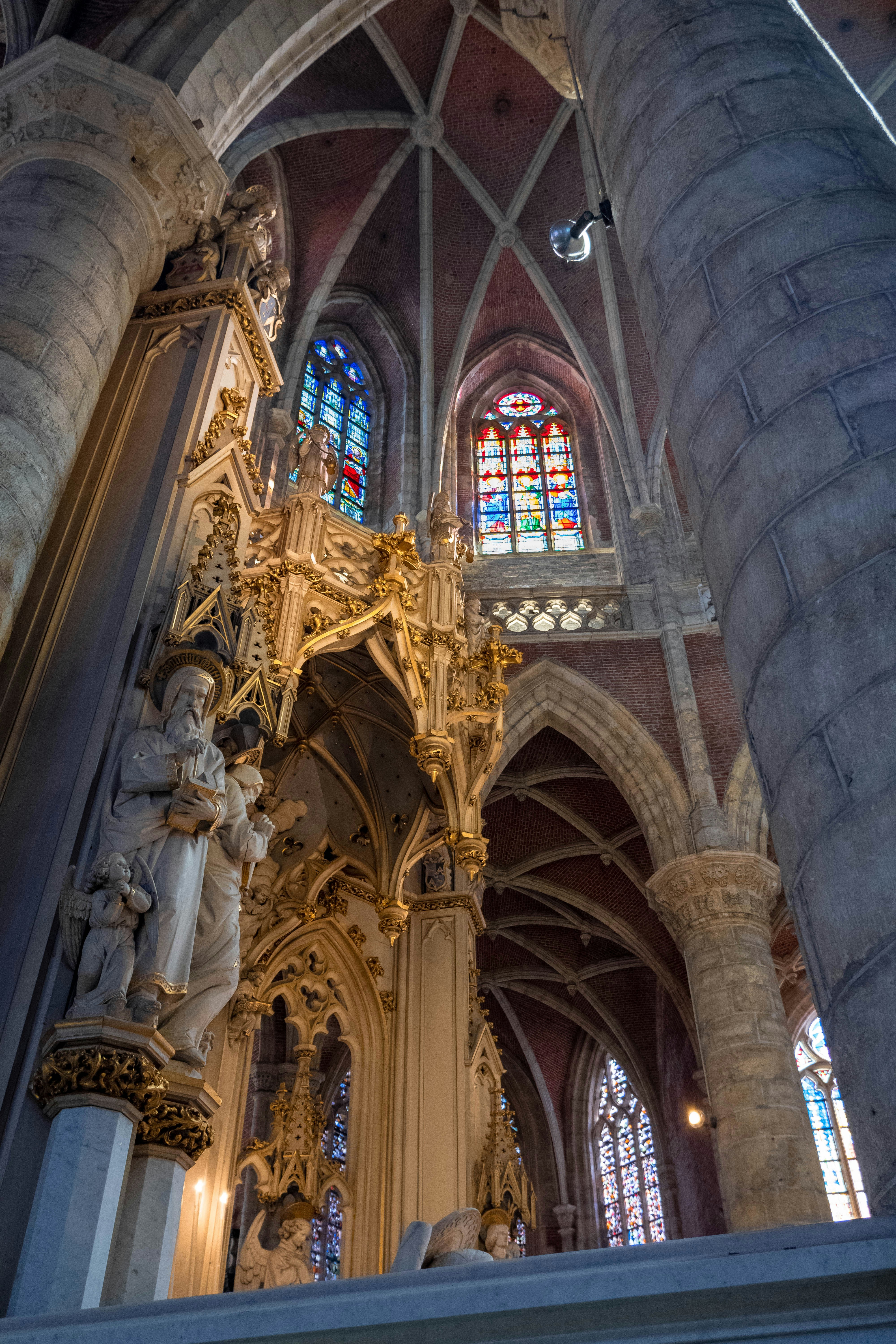 Interior del edificio de hormigón beige