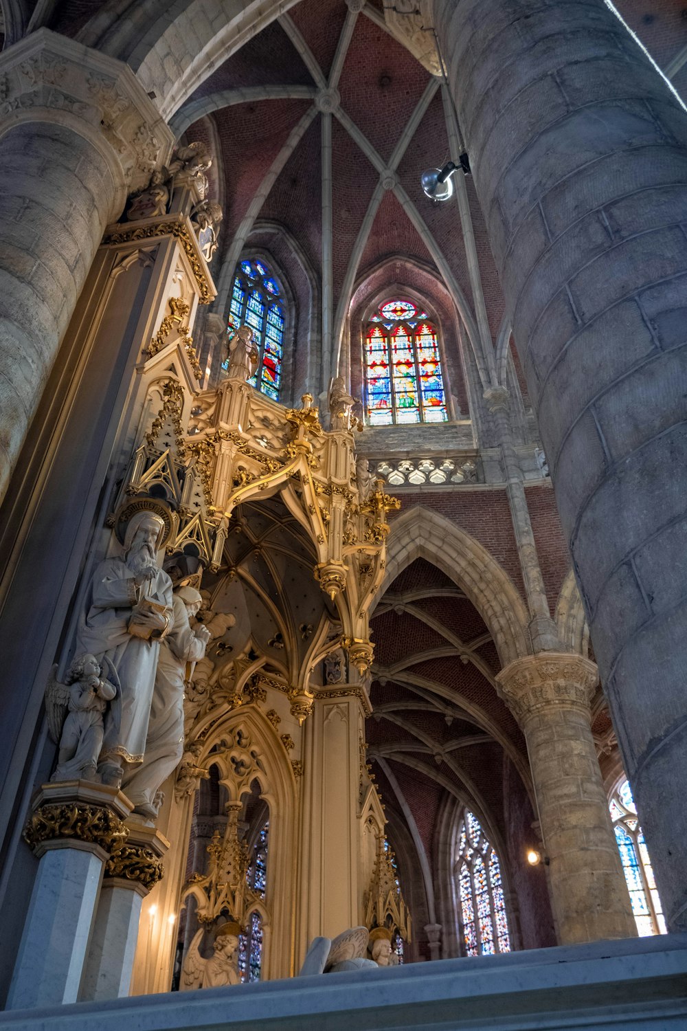 Interior del edificio de hormigón beige