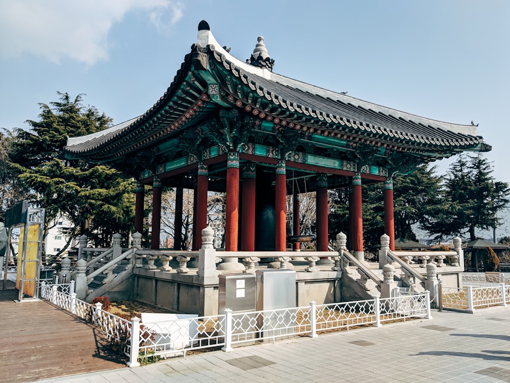 赤と青の寺院