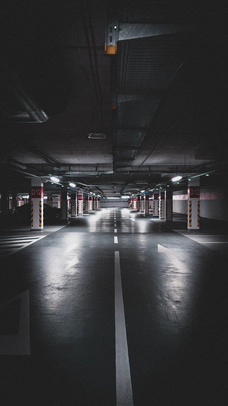 Leere Tiefgarage bei Nacht