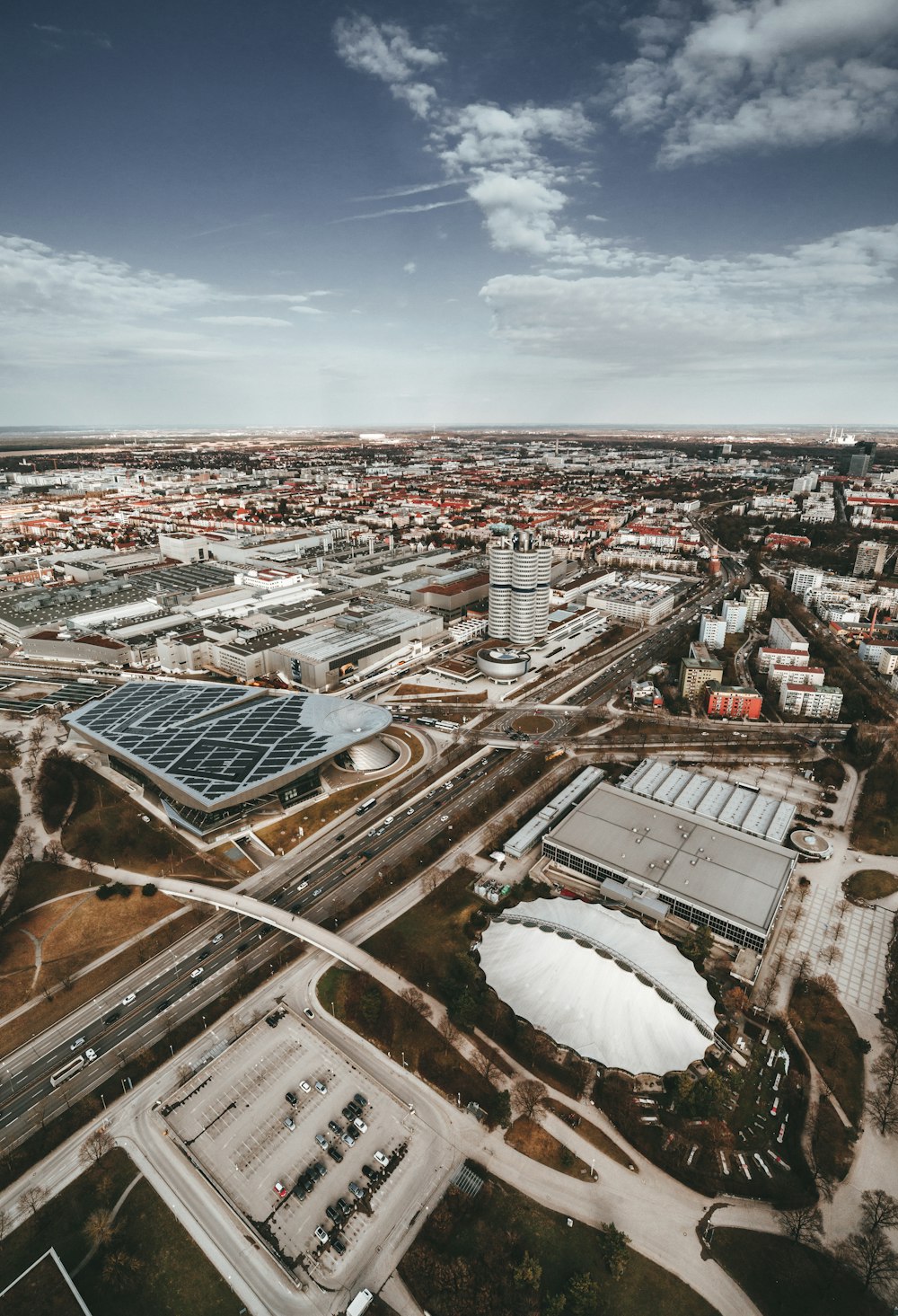 Una vista aérea de una gran área industrial