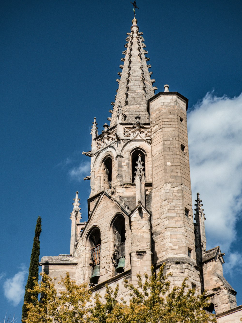 edifício cinzento durante o dia