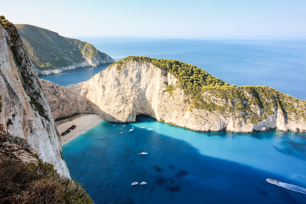 Isla de montaña rocosa y de hierba durante el día