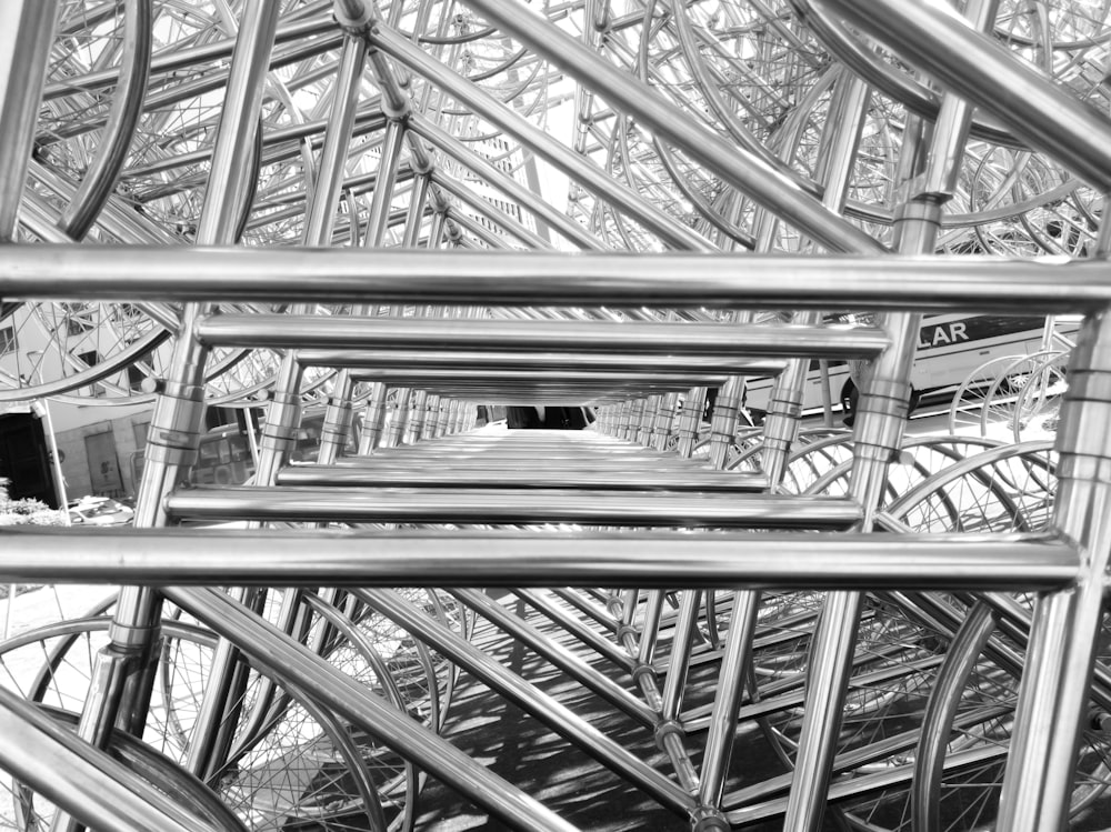 une photo en noir et blanc d’une structure métallique