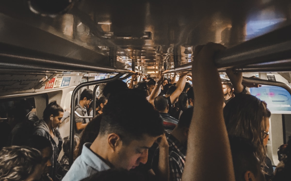 Interior do metrô de São Paulo — transporte público acessível no Butantã