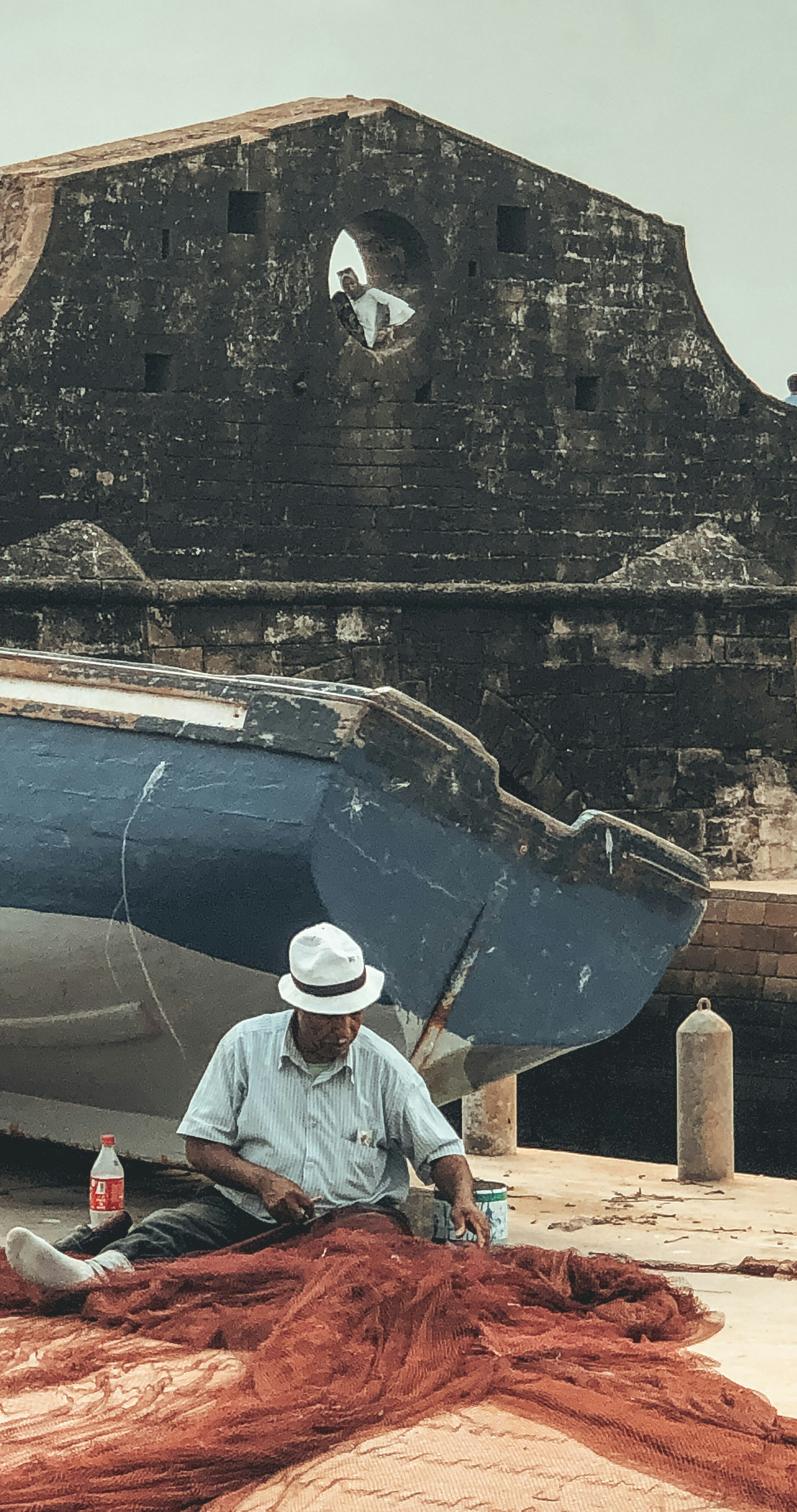 Gebäude aus schwarzem Beton