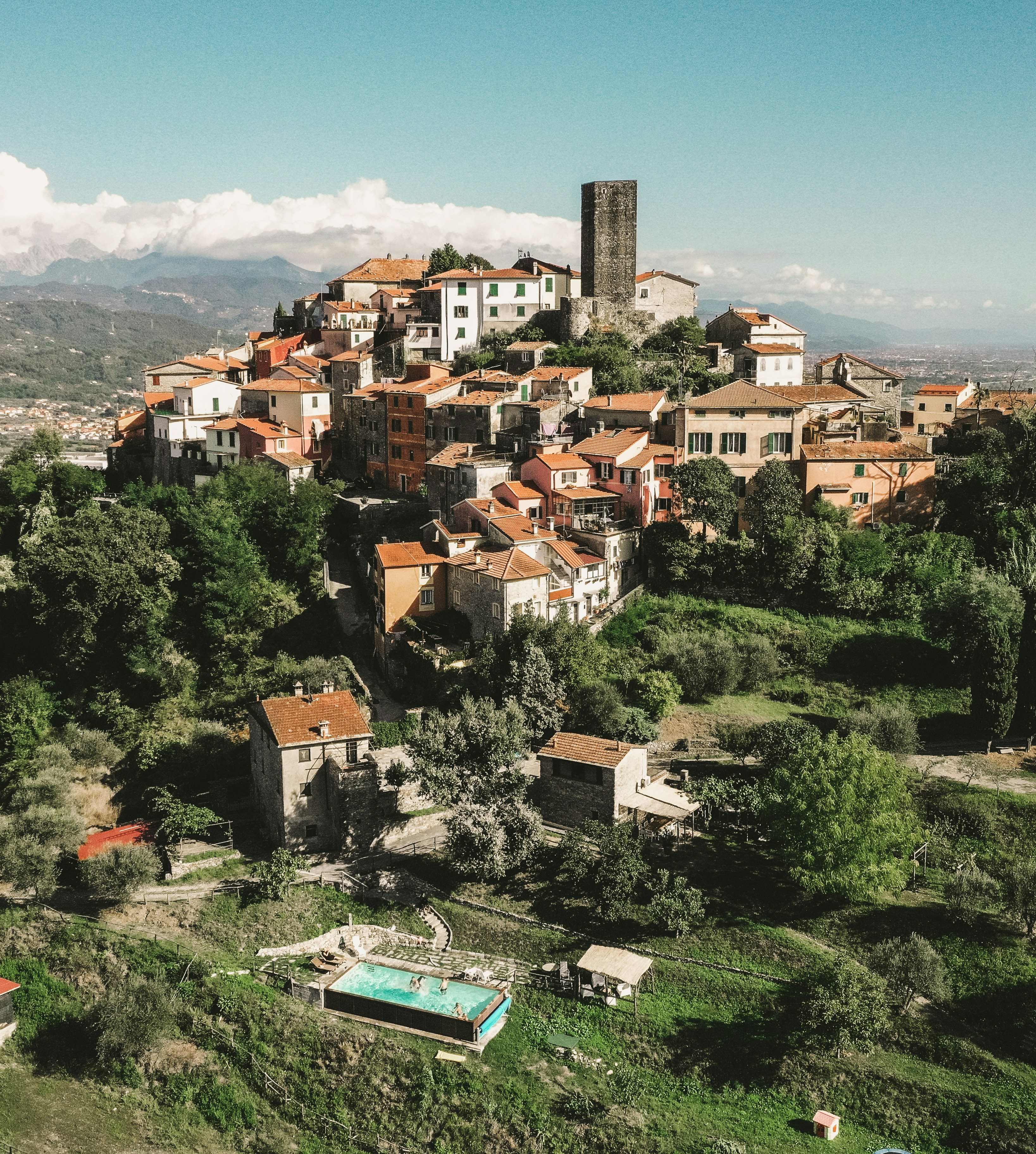 braune Betongebäude tagsüber
