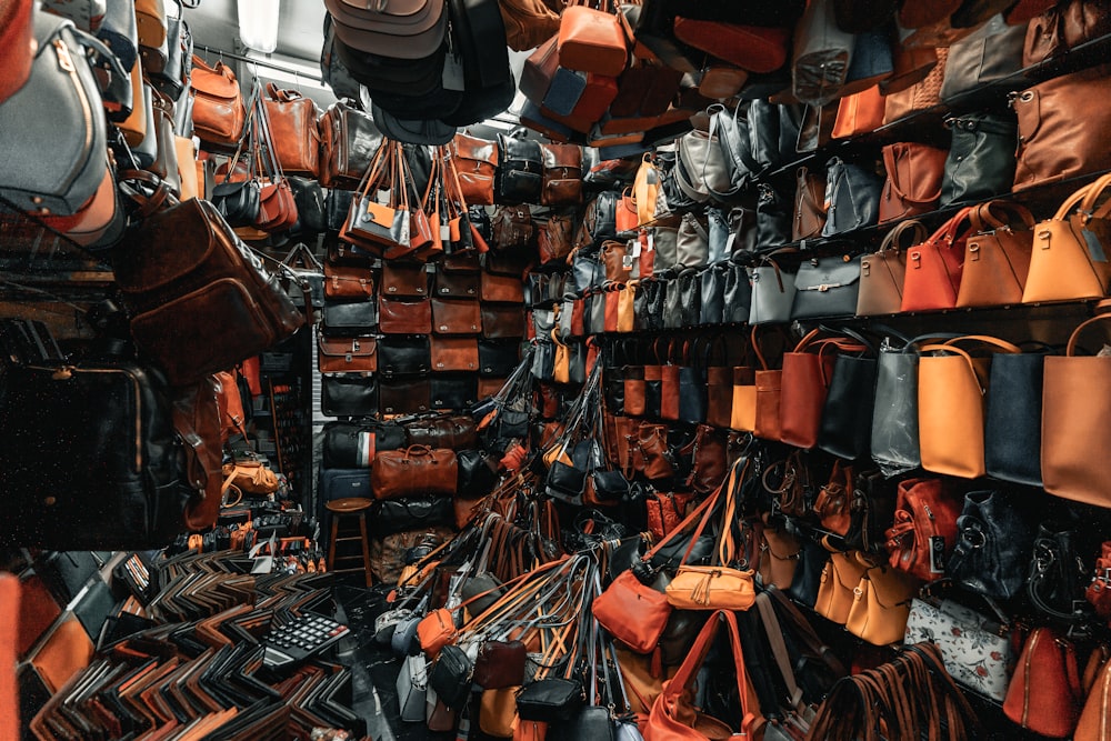 uma sala cheia de bolsas e bolsas