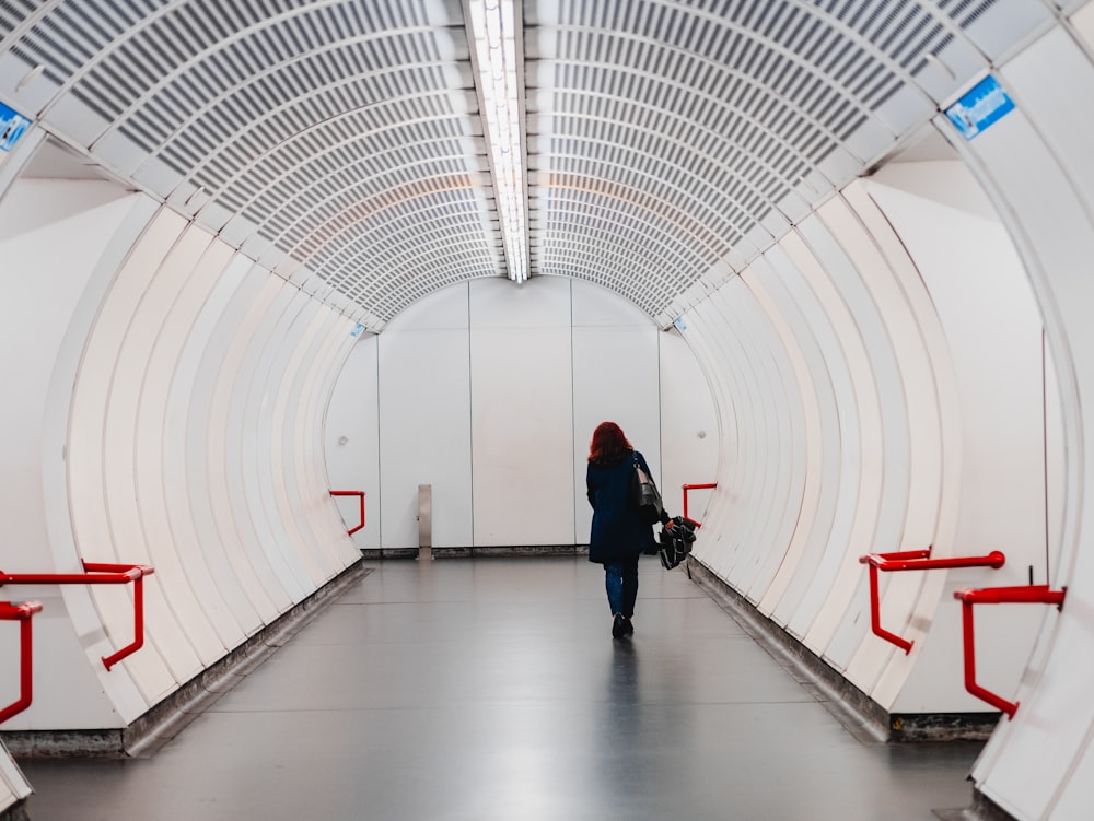 femme dans le tunnel