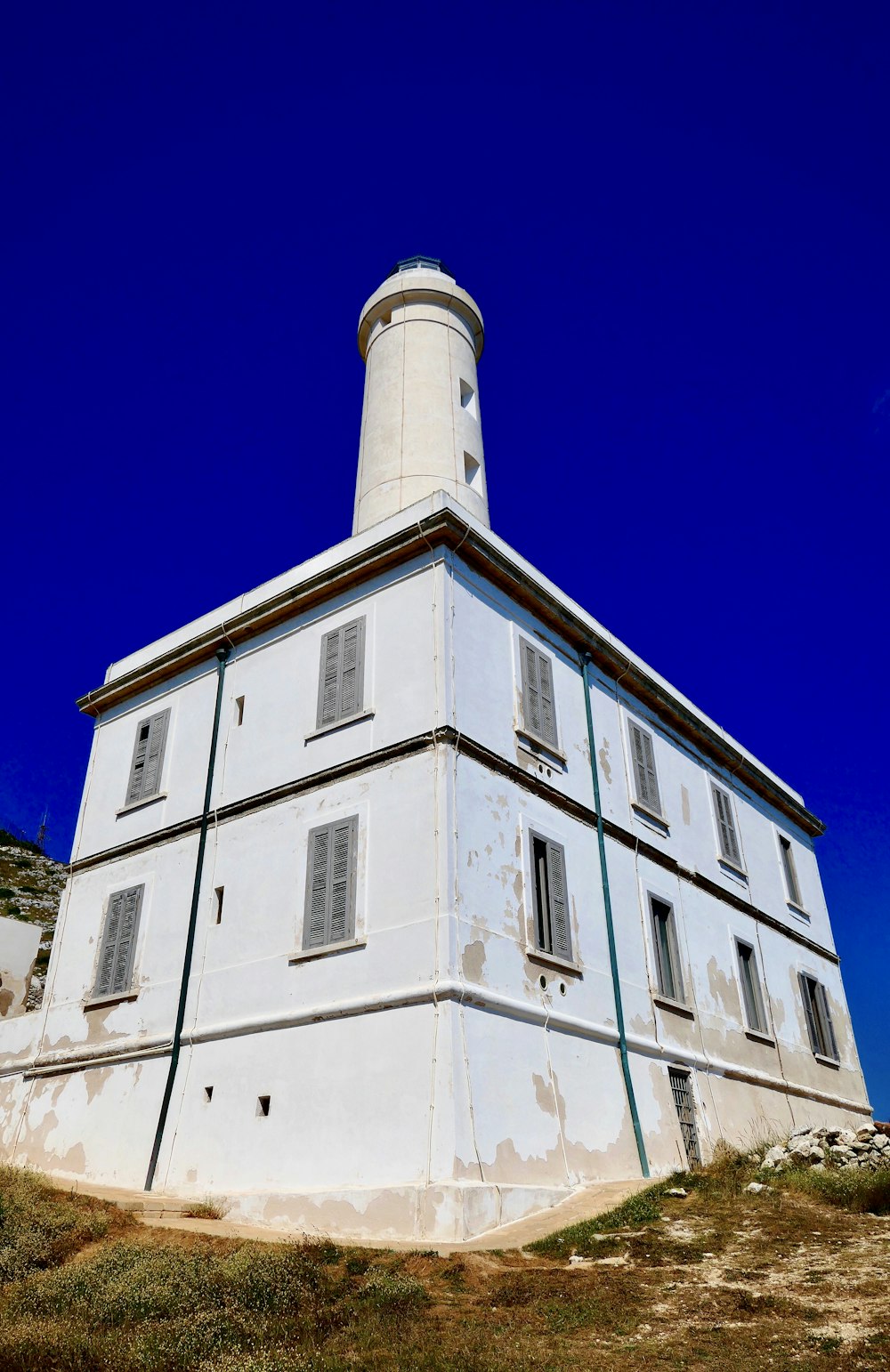 Edificio blanco con faro durante el día