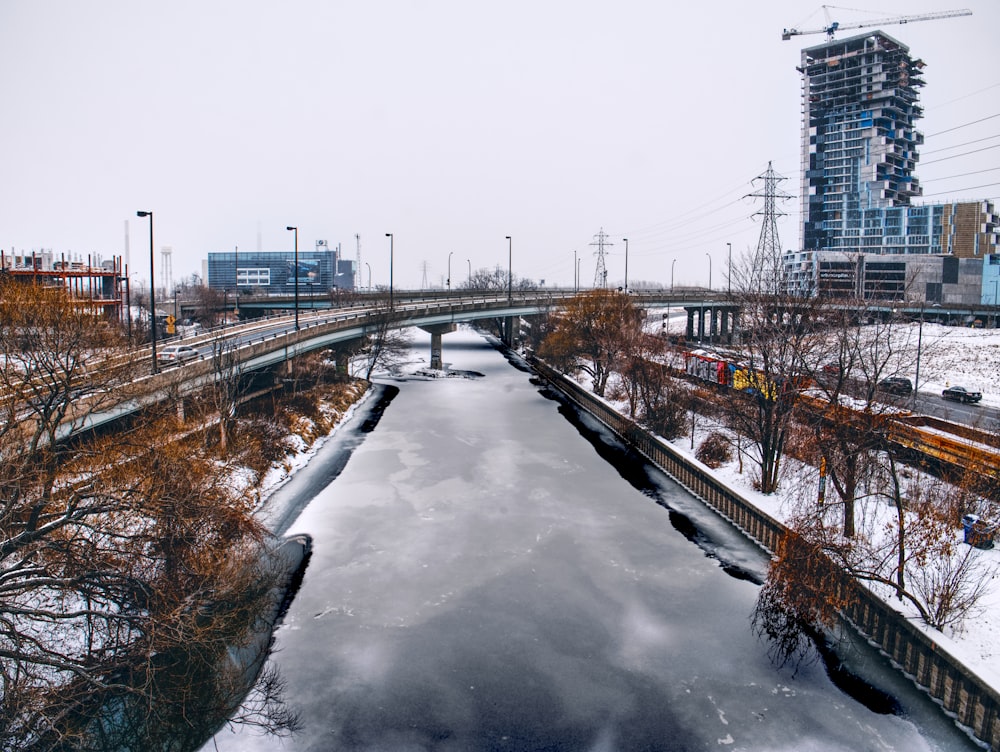 Ein Fluss, der durch eine Stadt fließt, die von hohen Gebäuden umgeben ist