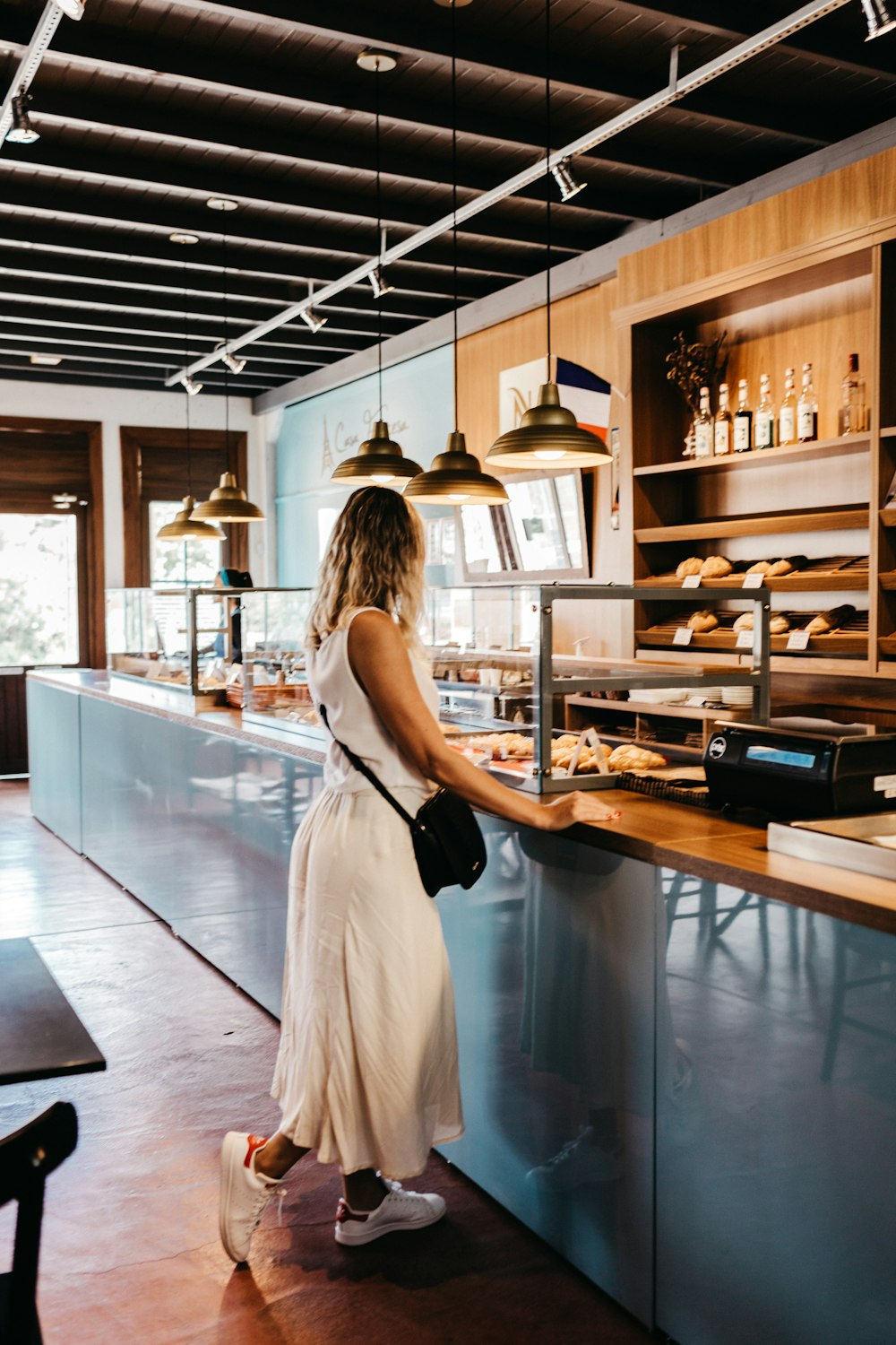 mujer con vestido blanco sin mangas