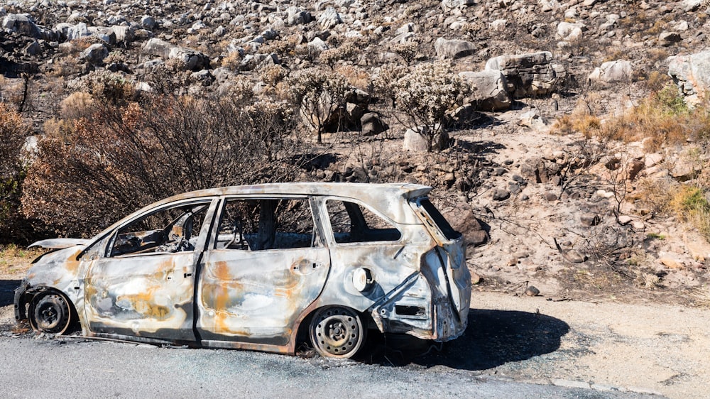 Coche gris aparcado